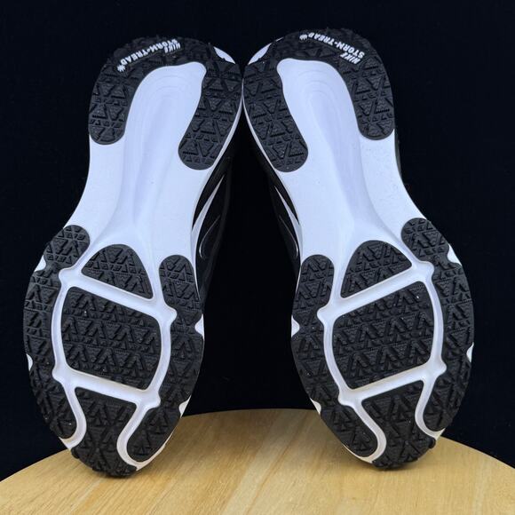 Size 8.5- Nike Vomero 18 GTX  (GORE-TEX) HQ7001-002 Black/ Metallic Silver